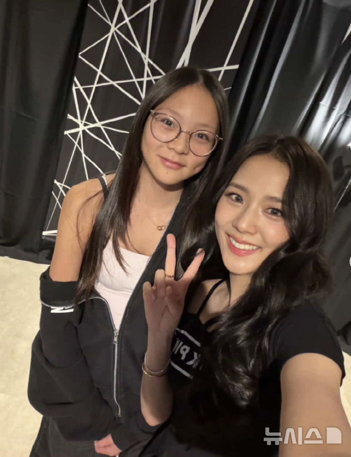 [서울=뉴시스] 이종 격투기 선수 추성훈의 딸 추사랑이 걸그룹 블랙핑크 지수를 만나 팬심을 전했다. 2026.01.17. (사진 = 추사랑 인스타그램 캡처) photo@newsis.com *재판매 및 DB 금지