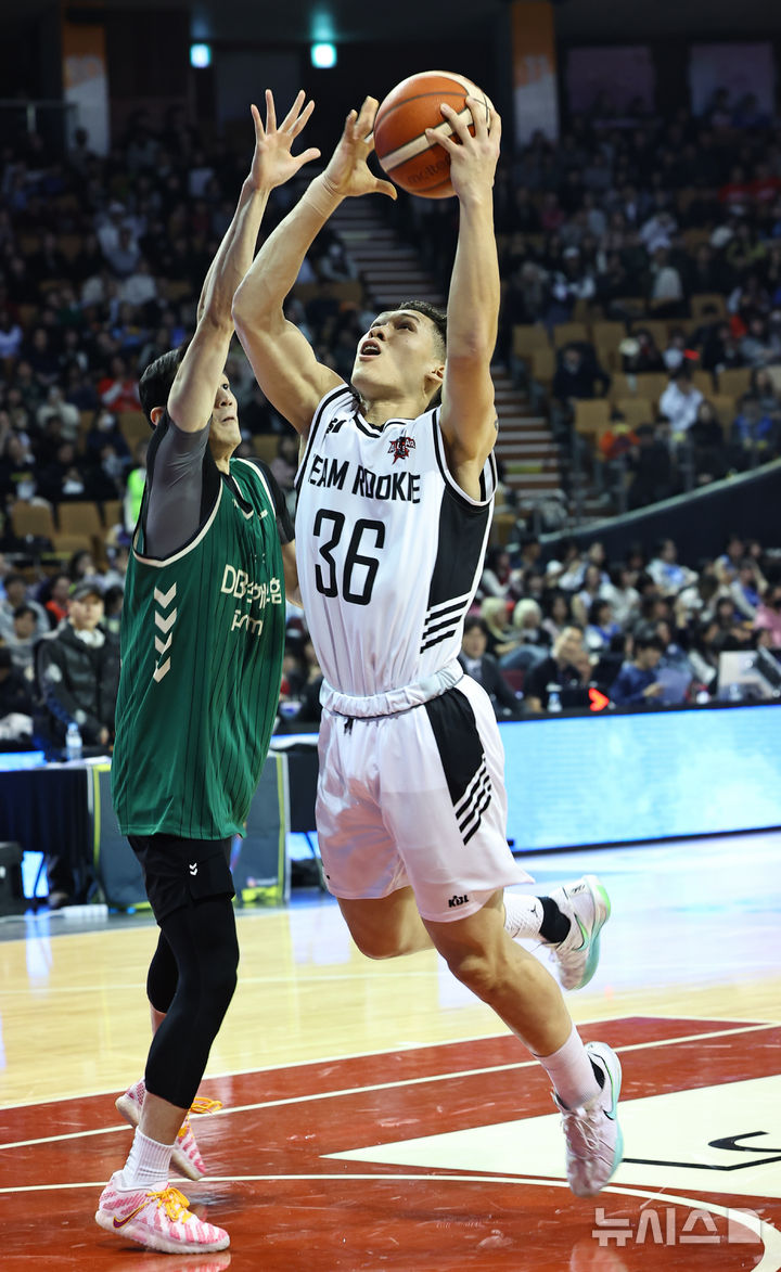 [서울=뉴시스] 최진석 기자 = 17일 서울 송파구 잠실실내체육관에서 열린 2025~2026시즌 LG전자 프로농구 올스타전 전야제 1v1 콘테스트, SK 에디 다니엘이 DB 정호영의 수비를 피해 슛을 하고 있다. 2026.01.17. myjs@newsis.com