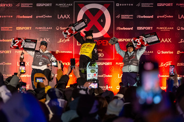 [락스=AP/뉴시스] 최가온(가운데)이 17일(현지 시간) 스위스 락스에서 열린 2025-26 국제스키연맹(FIS) 스노보드 월드컵 여자 하프파이프 정상에 올라 시상대 중앙에서 포즈를 취하고 있다. 최가온은 결선에서 92.50으로 1위를 차지하며 시즌 세 번째 월드컵 정상에 올랐다. 2026.01.18.