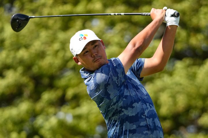 [호놀룰루=AP/뉴시스] 김시우가 17일(현지 시간) 미 하와이주 호놀룰루의 와이알레이 컨트리클럽에서 열린 미국프로골프(PGA) 투어 소니 오픈 인 하와이 3라운드 2번 홀에서 티샷하고 있다. 2라운드 공동 22위였던 김시우는 경기가 진행 중인 가운데 중간 합계 7언더파 203타로 3라운드를 마쳤다. 2026.01.18. 