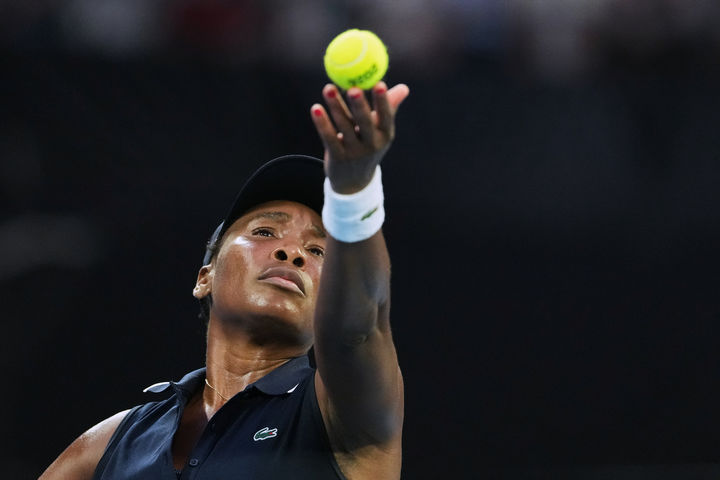 [멜버른=AP/뉴시스] 비너스 윌리엄스(578위·미국)가 18일(현지 시간) 호주 멜버른에서 열린 호주오픈 여자 단식 1회전에서 올가 다닐로비치(69위·세르비아)와 경기하고 있다. 와일드카드로 출전한 45세의 윌리엄스는 스물한 살 어린 다닐로비치에게 1-2(7-6 3-6 4-6)로 역전패하며 탈락했다. 2026.01.19.