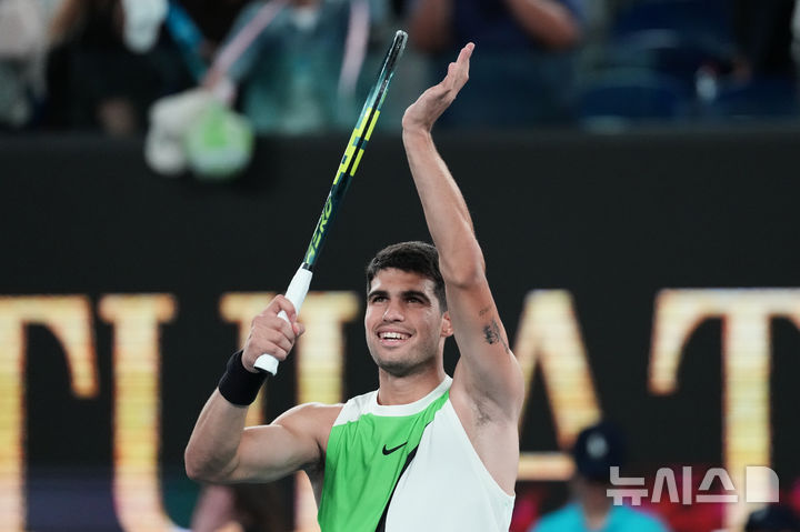 [멜버른=AP/뉴시스] 카를로스 알카라스(1위·스페인)가 18일(현지 시간) 호주 멜버른에서 열린 호주오픈 테니스 챔피언십 1라운드 경기에서 호주의 아담 월턴(81위)을 꺾은 후 기뻐하고 있다. 2026.01.18.