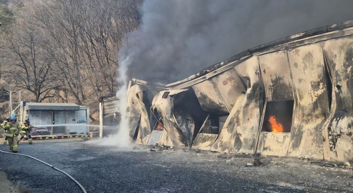 [금산=뉴시스] 지난 17일 오후 12시9분께 충남 금산군 복수면 신대리의 한 배터리 부품 제조공장에서 불이 나 소방대원들이 진화에 나서고 있다. (사진=금산소방서 제공) 2026.01.18. photo@newsis.com *재판매 및 DB 금지