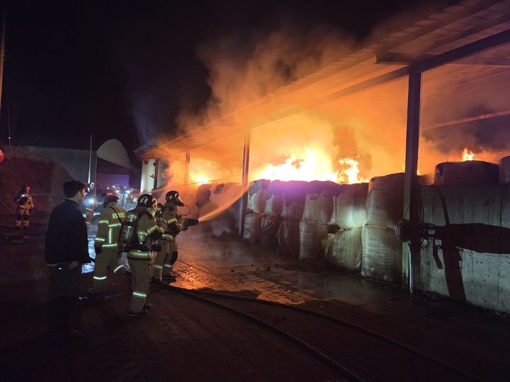 충남 천안 비료공장서 불…1시간52분 만에 진화