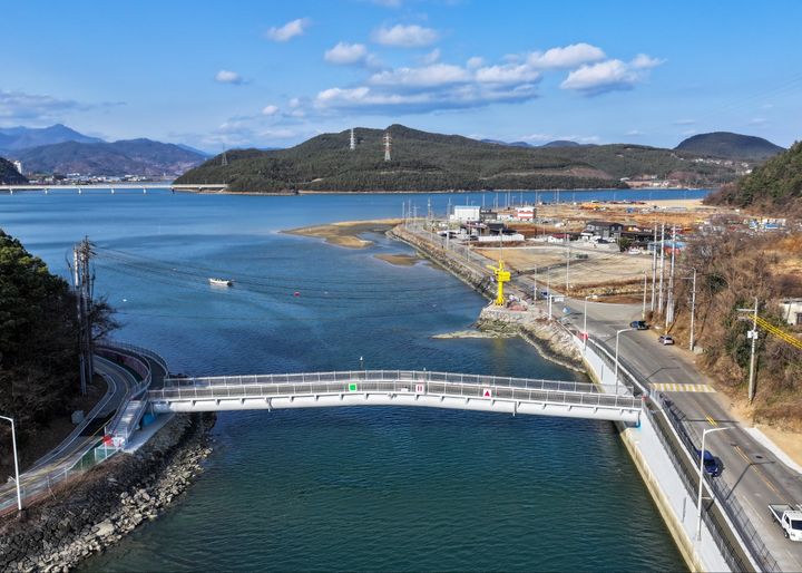 [광양=뉴시스] 광양시 금호동~태인동 연결하는 금호태인보도교. (사진=광양제철소 제공) 2026.01.18. photo@newsis.com *재판매 및 DB 금지