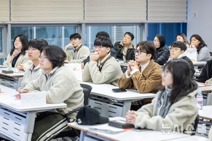 [서울=뉴시스]SK텔레콤은 지난 15일 한국인터넷진흥원(KISA), 나주교육지원청과 함께 나주시 중·고등학생을 대상으로 개인정보 특화 교육과 기업 탐방 프로그램을 진행했다고 뉴스룸을 통해 18일 밝혔다. 사진은 학생들과 선생님들이 SKT의 개인정보 보호 교육을 경청하는 모습. (사진=SK텔레콤 제공)