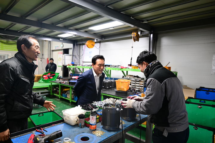 [논산=뉴시스]백성현 논산시장이 축산용 환풍기 제조기업인 (주)근옥을 방문해 공정시스템을 살펴보고 있다. 2026. 01. 18 photo@newsis.com *재판매 및 DB 금지