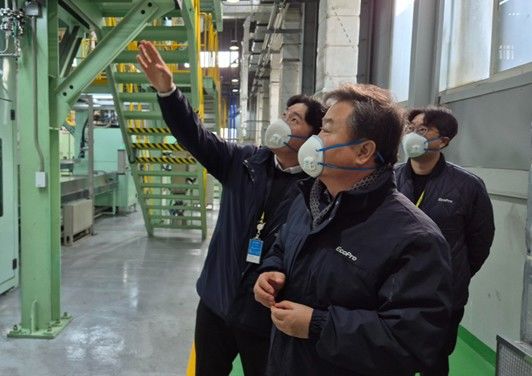 [서울=뉴시스] 이동채 에코프로 창업주(가운데)가 충북 청주시 에코프로비엠 연구동을 방문해 관계자들과 이야기를 나누고 있다. (사진=에코프로 제공) photo@newsis.com *재판매 및 DB 금지