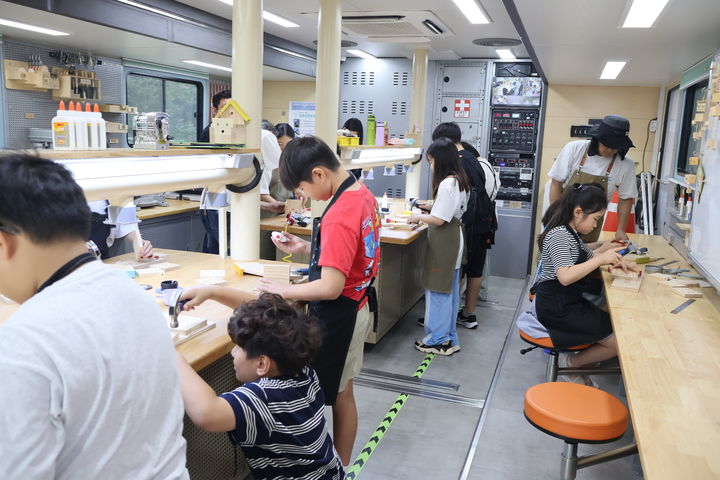 [창원=뉴시스]카멜레온 체험활동 모습. (사진=경남교육청 제공) 2026.01.18.photo@newsis.com *재판매 및 DB 금지