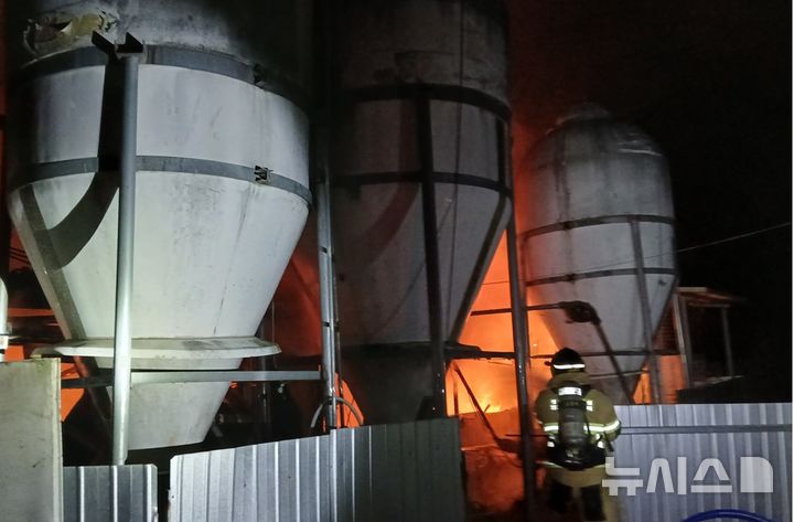 [의성=뉴시스] 안병철 기자 = 지난 17일 오후 7시33분께 경북 의성군 안계면 한 돈사에서 화재가 발생했다.(사진=경북소방본부 제공) 2026.01.18. photo@newsis.com