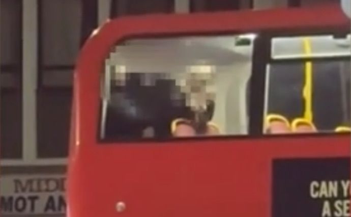 런던 명물 이층버스서 '민망한 장면'…커플 성행위 영상에 공분