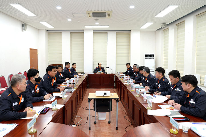 [거제=뉴시스] 신정철 기자= 한화오션 사내협력사협의회(회장 김성구)가 지난 16일, 거제상공회의소에서 워크숍을 열고 안전한 사업장 만들기와 생산성 향상에 힘을 쏟기로 했다.사진은 한화오션 사내협력사협의회 관계자들이 안전실천다짐 및 생산성 향상 워크숍을 진행하고 있는 모습.(사진=한화오션사내협력사협의회 제공).2026.01.18. photo@newsis.com *재판매 및 DB 금지