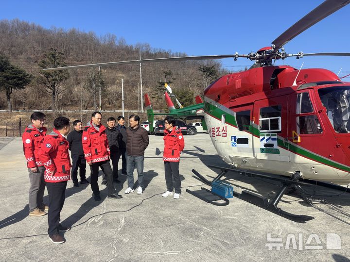 [창원=뉴시스]경남도 이재철(왼쪽서 네 번째) 환경산림국장이 지난 16일 합천군 산불대응 임차헬기 계류장을 찾아 현장 대비 태세를 점검하고 있다.(사진=경남도 제공) 2026.01.18. photo@newsis.com