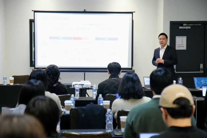 [서울=뉴시스] 이상명 삼성바이오로직스 CDO개발담당(상무)이 15일(현지 시간) 미국 샌프란시스코에서 열린 CDO 사업부 설명회에서 사업 현황에 대해 설명하고 있다. (사진=삼성바이오로직스 제공) 2026.01.18. photo@newsis.com *재판매 및 DB 금지