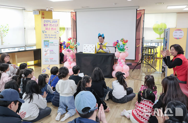 [시흥=뉴시스] 임병택 시장이 신천도서관 개관 15주년 기념행사에 참석해 아이들에게 그림책을 읽어주고 있다. (사진=시흥시 제공). 2026.01.18. photo@newsis.com