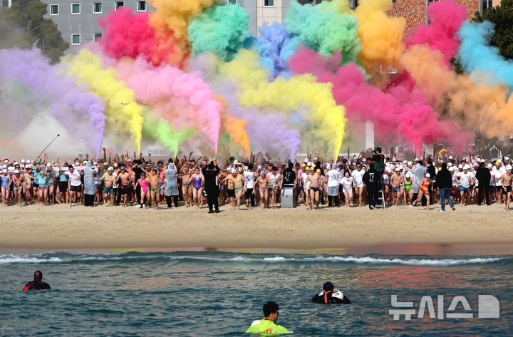 [부산=뉴시스] 하경민 기자 = '제39회 해운대 북극곰축제'가 열린 18일 부산 해운대구 해운대해수욕장에서 시민과 관광객 등 인간 북극곰들이 일제히 차가운 겨울바다를 향해 달려가고 있다. 2026.01.18. yulnetphoto@newsis.com