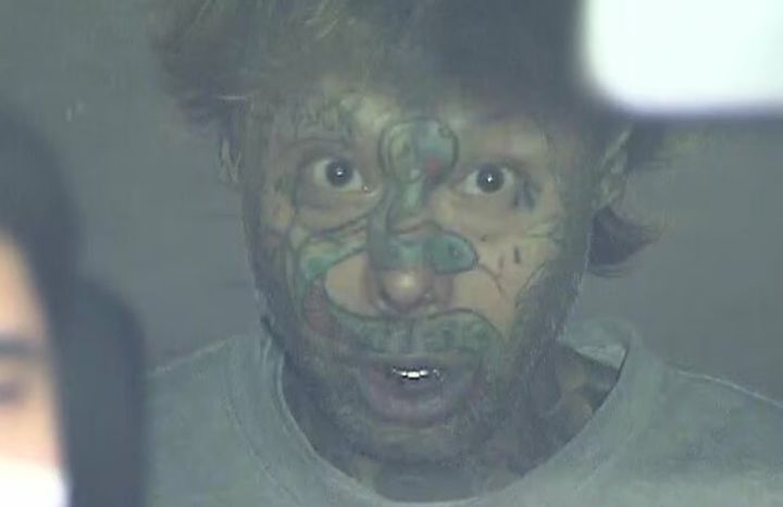 日 편의점서 난동 부린 '얼굴 뱀 문신' 50대男…중죄 적용