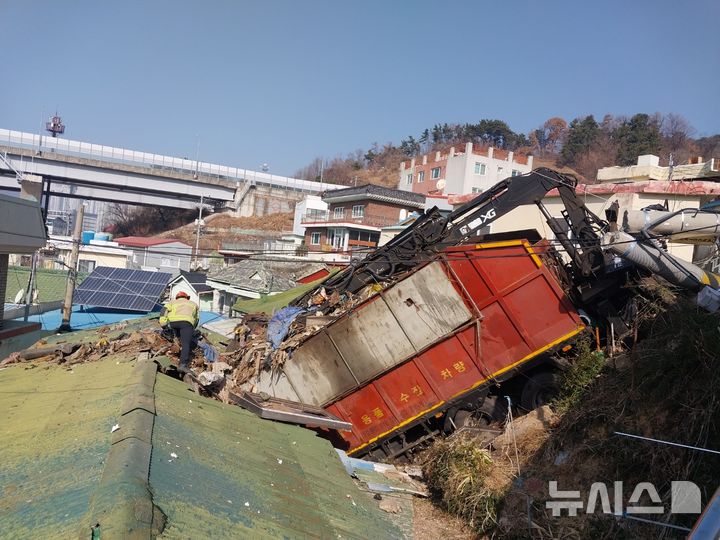 김해 내리막길 화물차 주택가 추락…60대 운전자 부상