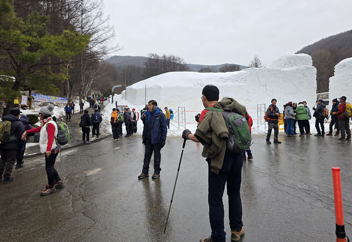 18일 태백산국립공원 당골광장에 대형 눈조각 형틀 주변에 출입이 차단됐지만, 천제단 방향을 안내문이 설치되지 않아 상당수 탐방객들이 문수봉 방향으로 잘못 들어서는 사례가 잇따르고 있다.(사진=뉴시스) *재판매 및 DB 금지
