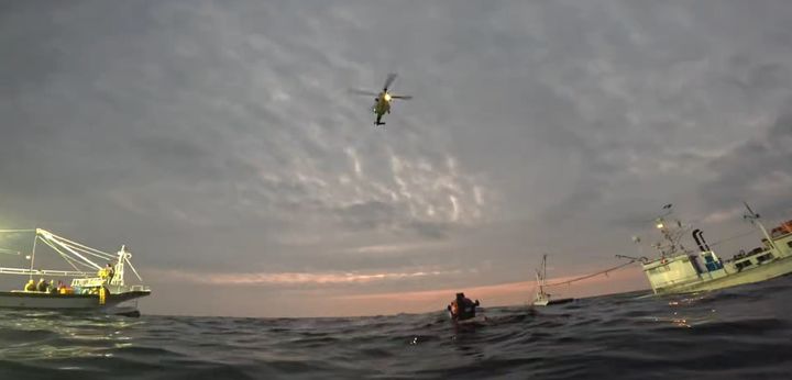 [양양=뉴시스] 18일 속초해양경찰서가 기관실 침수로 운행이 불가한 어선을 구조하고 있다.(사진=속초해경 제공)photo@newsis.com *재판매 및 DB 금지