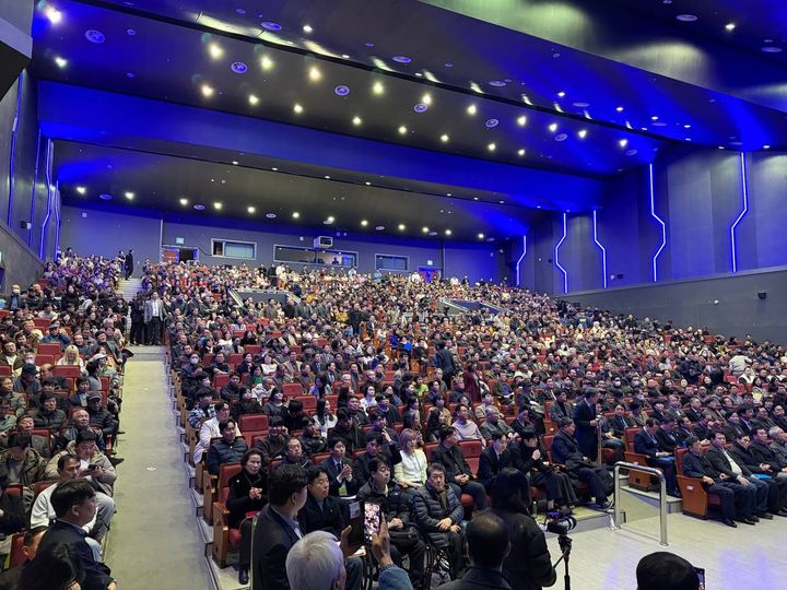 [광주=뉴시스] 송창헌 기자 =더불어민주당 민형배(광주 광산을) 의원의 신간 '길은 있다' 출판기념회가 18일 오후 조선대학교 e스포츠경기장(해오름관)에서 열리고 있다. (사진=민형배 의원실 제공) 2026.01.18 photo@newsis.com *재판매 및 DB 금지