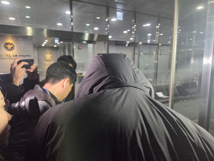 강선우 전 보좌관, 연이틀 경찰 출석…공천헌금 질문엔 '묵묵부답'