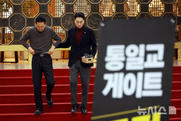 [서울=뉴시스] 고승민 기자 = 단식투쟁 4일째인 장동혁 국민의힘 대표가 18일 서울 여의도 국회 로텐더홀에서 잠시 자리를 비웠다가 다시 투쟁 자리로 돌아오고 있다. 2026.01.18. kkssmm99@newsis.com