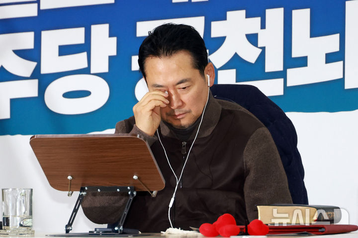 [서울=뉴시스] 고승민 기자 = 단식투쟁 4일째인 장동혁 국민의힘 대표가 18일 서울 여의도 국회 로텐더홀에서 눈가를 닦고 있다. 2026.01.18. kkssmm99@newsis.com