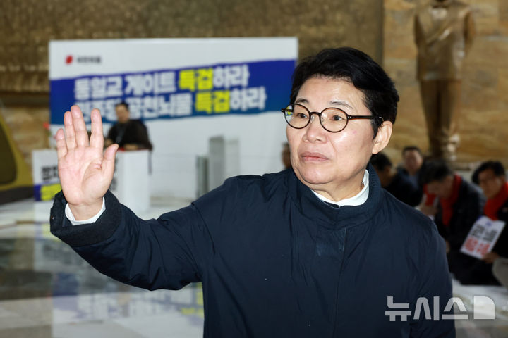 [서울=뉴시스] 고승민 기자 = 임이자 국회 재정경제기획위원장이 18일 서울 여의도 국회 로텐더홀에서 취재진 질문에 손사래를 치고 있다. 2026.01.18. kkssmm99@newsis.com