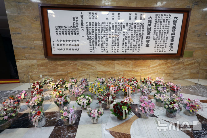 [서울=뉴시스] 고승민 기자 = 단식투쟁 4일째인 장동혁 국민의힘 대표가 18일 서울 여의도 국회 로텐더홀에서 투쟁을 이어가는 가운데 장 대표를 응원하는 꽃바구니들이 놓여 있다. 2026.01.18. kkssmm99@newsis.com