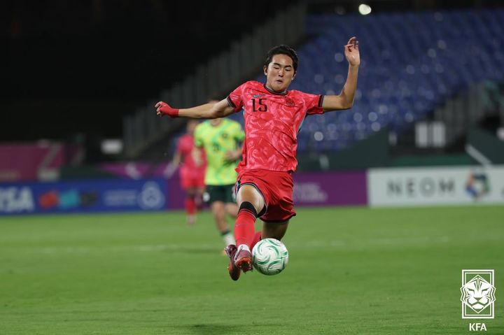 [서울=뉴시스] U-23 축구대표팀 백가온이 18일(한국시간) 사우디아라비아 제다 킹 압둘라 스포츠 시티에서 열린 2026 아시아축구연맹(AFC) U-23 아시안컵 8강전 대한민국 vs 호주 경기에서 드리블 하고 있다. (사진=대한축구협회 제공) 2026.01.18. photo@newsis.com *재판매 및 DB 금지