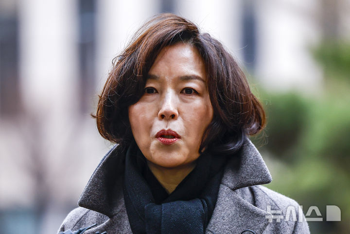 [서울=뉴시스] 정병혁 기자 = 공천 헌금 의혹을 받는 김경 서울시의원이 지난 18일 서울 마포구 공공범죄수사대에서 경찰 조사를 받기위해 출석하며 취재진 질문에 답하고 있다. 2026.01.18. jhope@newsis.com