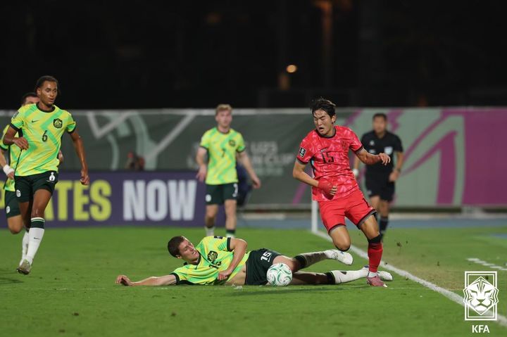 [서울=뉴시스] U-23 축구대표팀 백가온이 18일(한국시간) 사우디아라비아 제다 킹 압둘라 스포츠 시티에서 열린 2026 아시아축구연맹(AFC) U-23 아시안컵 8강전 대한민국 vs 호주 경기에서 돌파하고 있다. (사진=대한축구협회 제공) 2026.01.18. photo@newsis.com *재판매 및 DB 금지