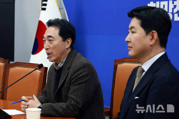 [서울=뉴시스] 고승민 기자 = 박수현 더불어민주당 수석대변인이 18일 서울 여의도 국회에서 현안 기자간담회를 하고 있다. 2026.01.18. kkssmm99@newsis.com