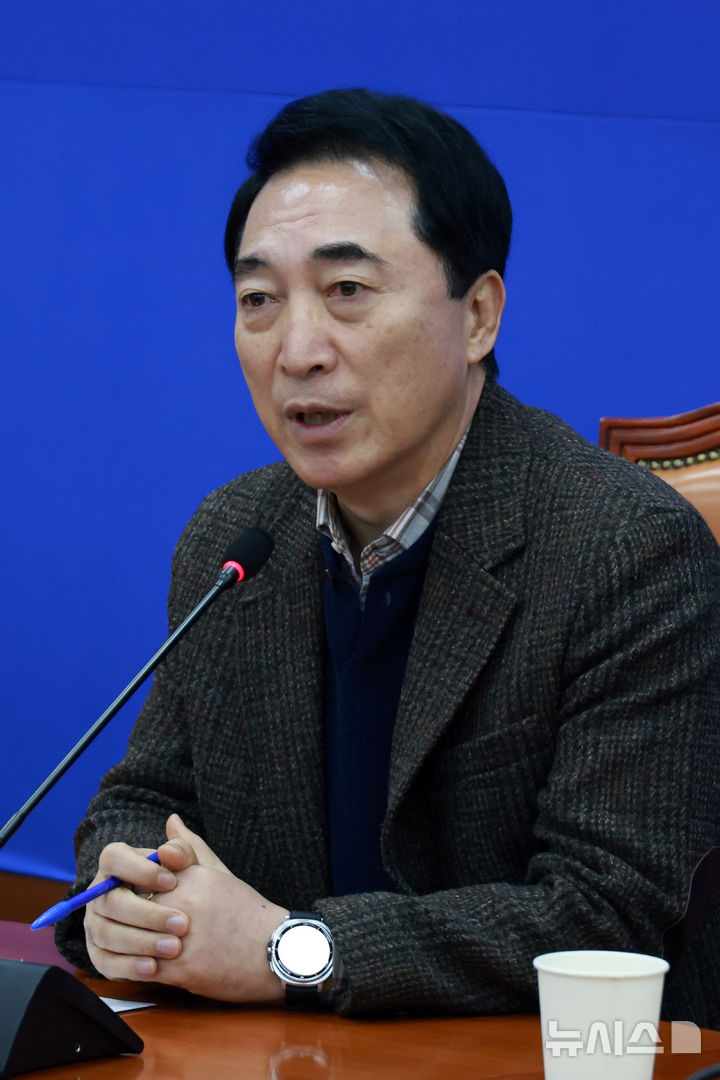 [서울=뉴시스] 고승민 기자 = 박수현 더불어민주당 수석대변인이 18일 서울 여의도 국회에서 현안 기자간담회를 하고 있다. 2026.01.18. kkssmm99@newsis.com