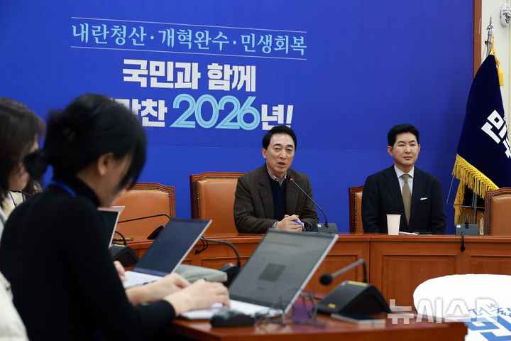 [서울=뉴시스] 고승민 기자 = 박수현 더불어민주당 수석대변인이 18일 서울 여의도 국회에서 현안 기자간담회를 하고 있다. 2026.01.18. kkssmm99@newsis.com