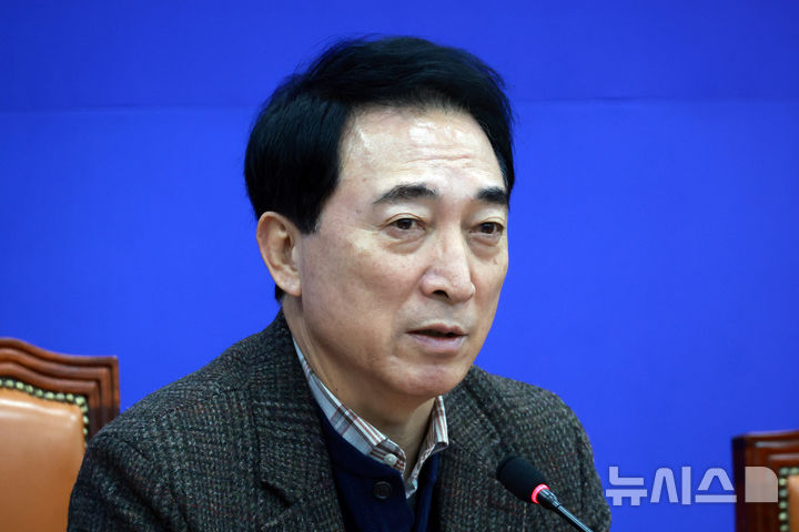 [서울=뉴시스] 고승민 기자 = 박수현 더불어민주당 수석대변인이 18일 서울 여의도 국회에서 현안 기자간담회를 하고 있다. 2026.01.18. kkssmm99@newsis.com