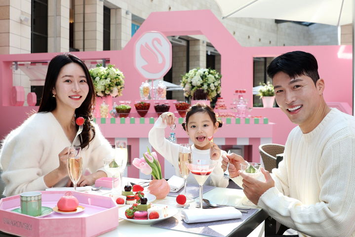 [서울=뉴시스]파라다이스시티x스와로브스키 딸기 뷔페 ‘크리스털 베리 가든’. (사진=파라다이스시티 제공) 2026.01.18. photo@newsis.com *재판매 및 DB 금지