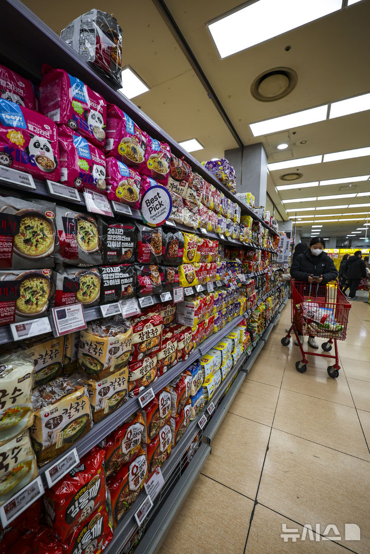 [서울=뉴시스] 정병혁 기자 = 서울시내 대형마트에 라면이 진열되어 있다. 2026.01.18. jhope@newsis.com