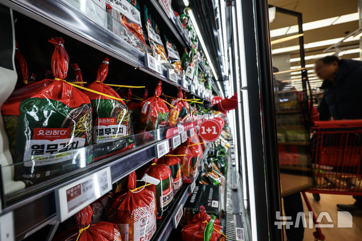 [서울=뉴시스] 정병혁 기자 = 18일 서울시내 대형마트에 김치가 진열되어 있다.2026.01.18. jhope@newsis.com