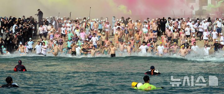  [부산=뉴시스] 하경민 기자 = '제39회 해운대 북극곰축제'가 열린 18일 부산 해운대구 해운대해수욕장에서 시민과 관광객 등 인간 북극곰들이 일제히 차가운 겨울바다에 뛰어들고 있다. 2026.01.18. yulnetphoto@newsis.com
