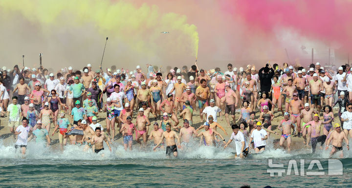  [부산=뉴시스] 하경민 기자 = '제39회 해운대 북극곰축제'가 열린 18일 부산 해운대구 해운대해수욕장에서 시민과 관광객 등 인간 북극곰들이 일제히 차가운 겨울바다에 뛰어들고 있다. 2026.01.18. yulnetphoto@newsis.com