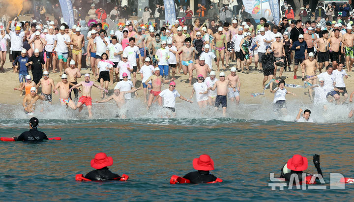  [부산=뉴시스] 하경민 기자 = '제39회 해운대 북극곰축제'가 열린 18일 부산 해운대구 해운대해수욕장에서 시민과 관광객 등 인간 북극곰들이 일제히 차가운 겨울바다에 뛰어들고 있다. 2026.01.18. yulnetphoto@newsis.com