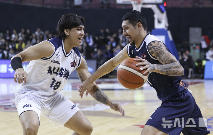 [서울=뉴시스] 김근수 기자 = 18일 오후 서울 송파구 잠실실내체육관에서 열린 2025-2026 LG전자 프로농구 올스타전 TEAM 브라운 대 TEAM 코니의 경기, TEAM 브라운 이선 알바노가 돌파를 하고 있다. 2026.01.18. ks@newsis.com