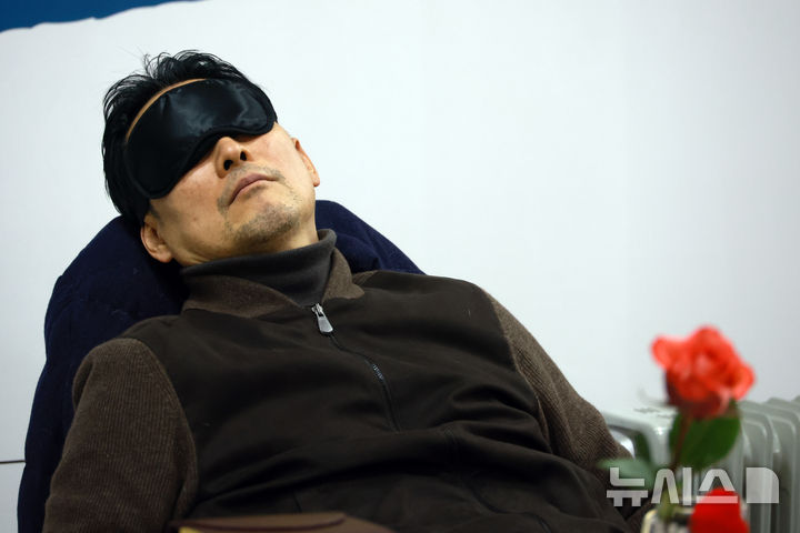 [서울=뉴시스] 고승민 기자 = 단식투쟁 4일차를 맞은 장동혁 국민의힘 대표가 18일 서울 여의도 국회 로텐더홀에서 안대를 쓰고 눈을 붙이고 있다. 2026.01.18. kkssmm99@newsis.com