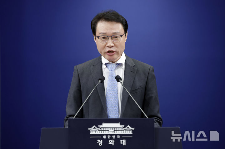 [서울=뉴시스] 최동준 기자 = 이규연 홍보소통수석이 18일 청와대에서 신임 정무수석에 홍익표 전 더불어민주당 원내대표 내정 발표를 하고 있다. 2026.01.18. photocdj@newsis.com