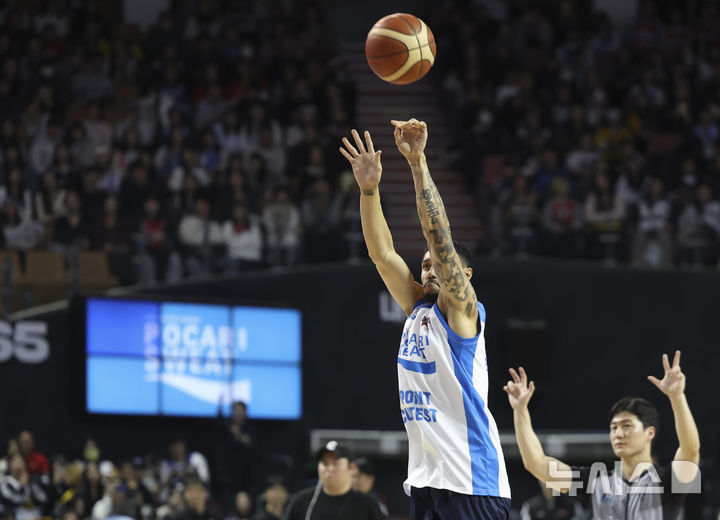 [서울=뉴시스] 김근수 기자 = 18일 오후 서울 송파구 잠실실내체육관에서 열린 2025-2026 LG전자 프로농구 올스타전 TEAM 브라운 대 TEAM 코니의 경기, TEAM 브라운 이선 알바노가 3점슛 콘테스트에서 슛을 하고 있다. 2026.01.18. ks@newsis.com