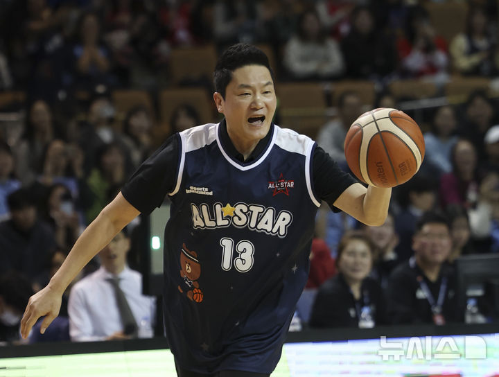 [서울=뉴시스] 김근수 기자 = 18일 오후 서울 송파구 잠실실내체육관에서 열린 2025-2026 LG전자 프로농구 올스타전 TEAM 브라운 대 TEAM 코니의 경기, TEAM 브라운 전희철 감독이 돌파를 하고 있다. 2026.01.18. ks@newsis.com