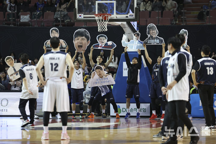 [서울=뉴시스] 김근수 기자 = 18일 오후 서울 송파구 잠실실내체육관에서 열린 2025-2026 LG전자 프로농구 올스타전 TEAM 브라운 대 TEAM 코니의 경기, TEAM 브라운 선수들이 TEAM 브라운 양동근 감독의 자유투를 방해하고 있다. 2026.01.18. ks@newsis.com