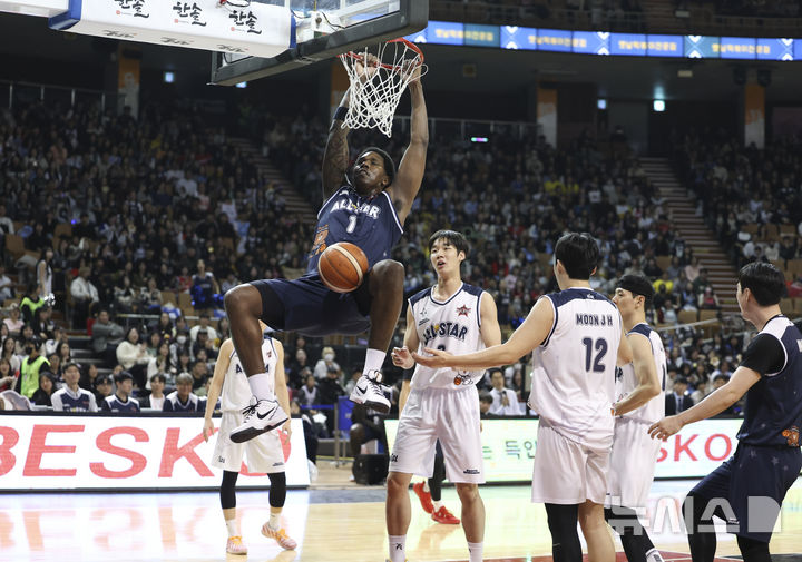 [서울=뉴시스] 김근수 기자 = 18일 오후 서울 송파구 잠실실내체육관에서 열린 2025-2026 LG전자 프로농구 올스타전 TEAM 브라운 대 TEAM 코니의 경기, TEAM 브라운 네이던 나이트가 덩크슛을 하고 있다. 2026.01.18. ks@newsis.com